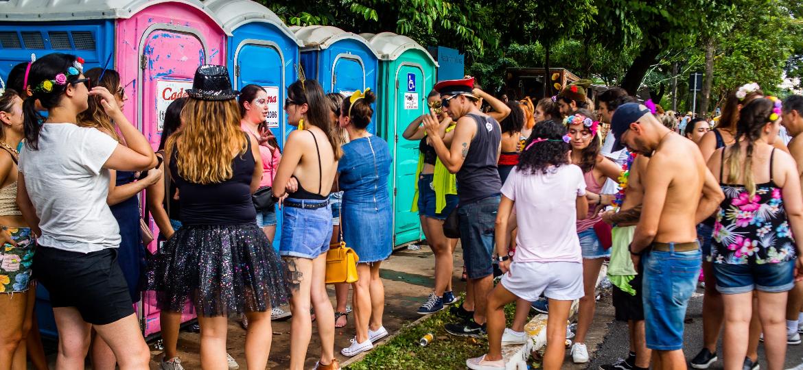 As Dificuldades que as Mulheres Enfrentam com Banheiros no Carnaval e Por que o Pipizito é Essencial em 2025