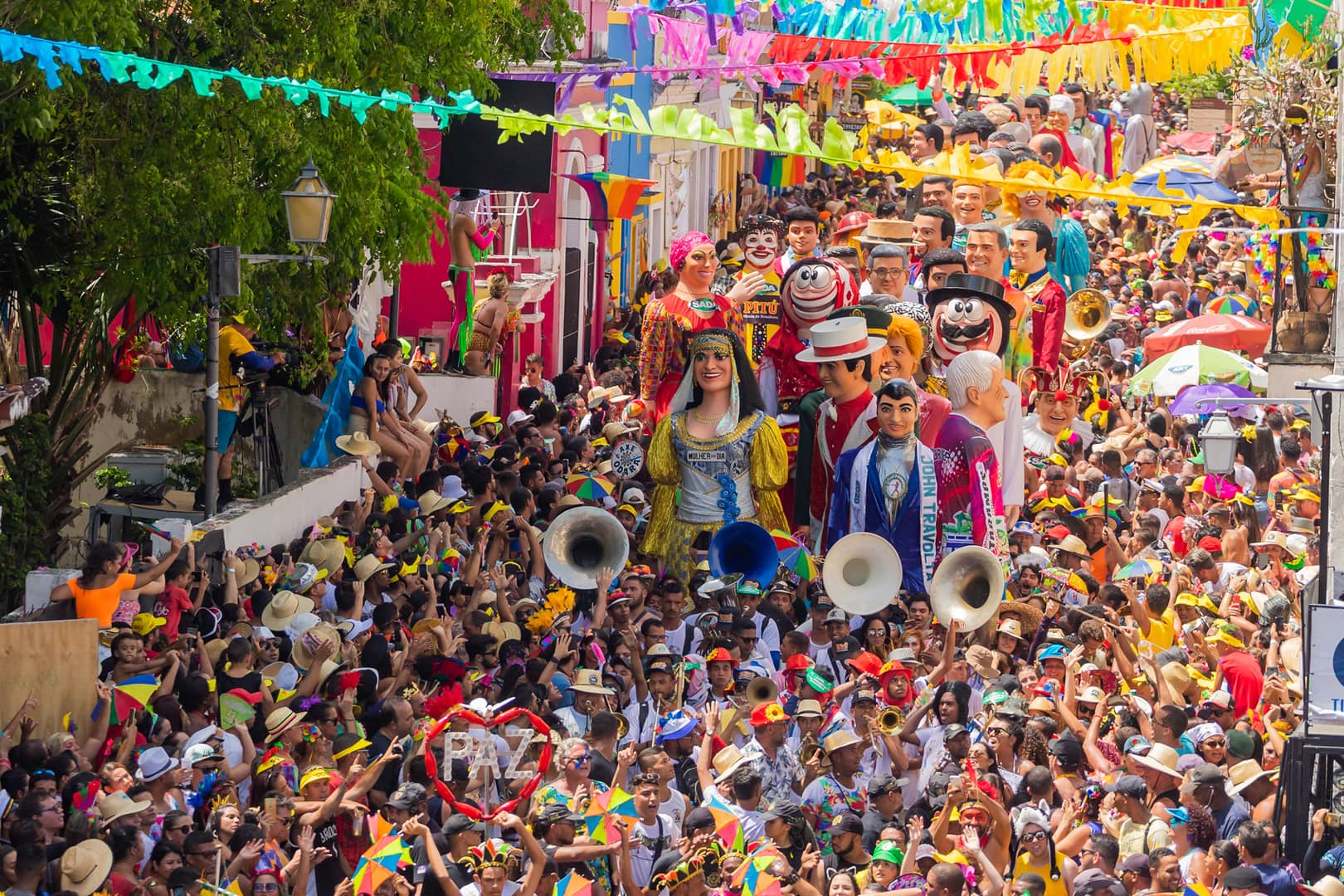 Top 5 Dicas para Mulheres Aproveitarem o Carnaval com Segurança e Conforto